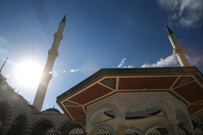 Çamlıca Camii'nin özel tasarım halıları serilmeye başlandı